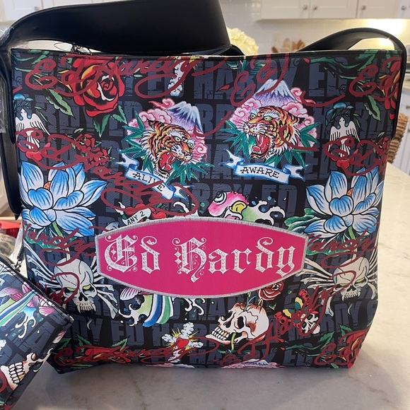 ED HARDY OVERSIZED GRAPHIC TOTE W BELT BUCKLE STRAP! New - Picture 1 of 10